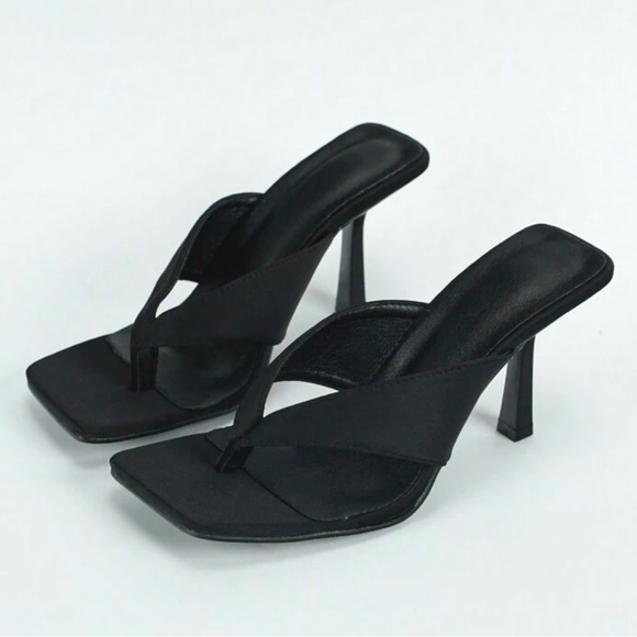 Black thong strap heels - Picture 1 of 3